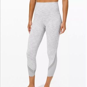 Wunder Under Scalloped Hem High-Rise Crop 23”